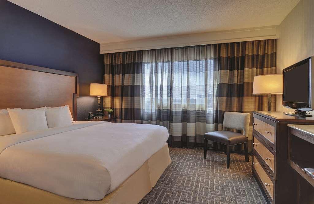 Embassy Suites By Hilton Atlanta Buckhead Room photo