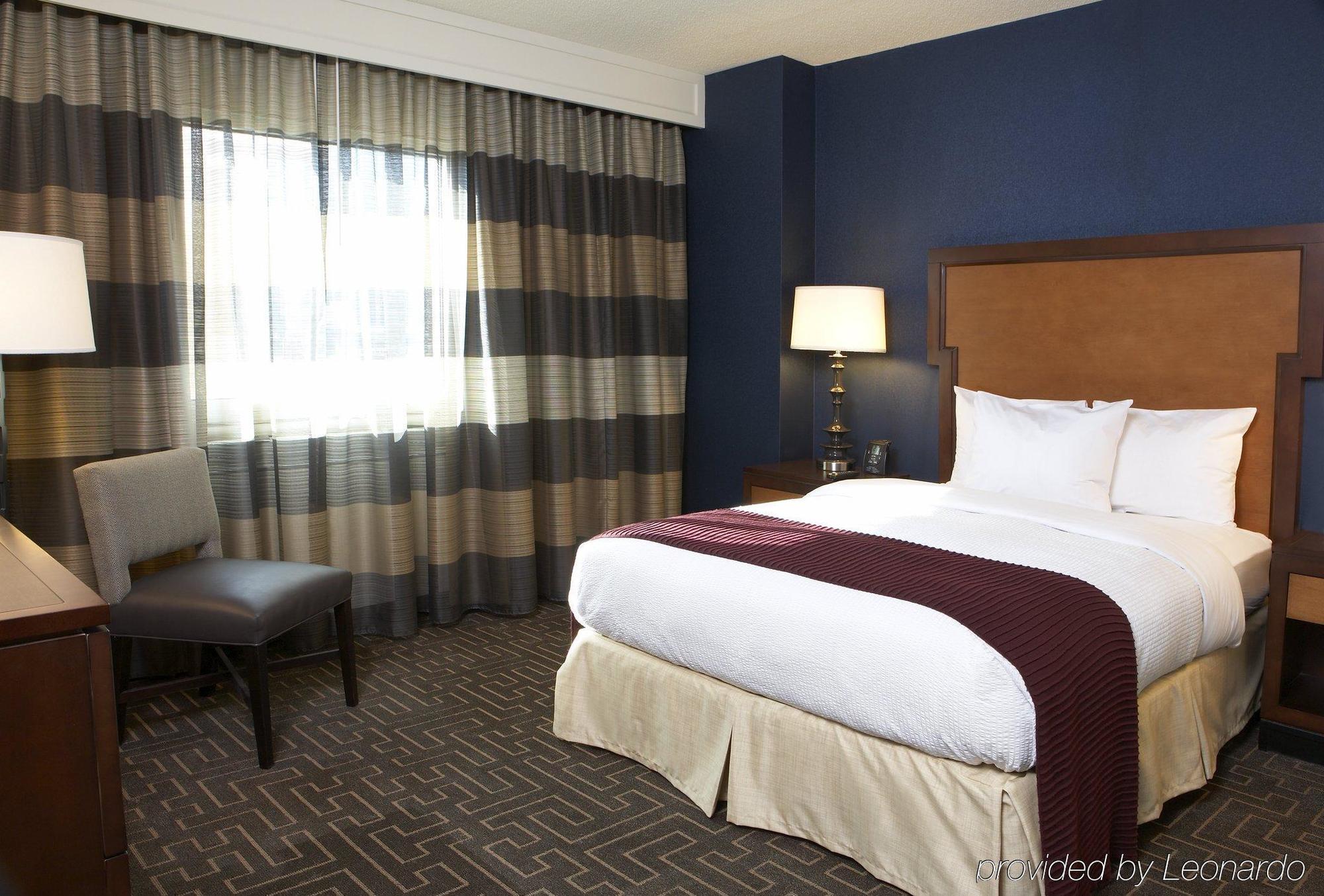 Embassy Suites By Hilton Atlanta Buckhead Room photo